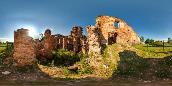 Ruínas Antigo Castelo Tijolos Com Céu Azul Sol Verde Grama — Fotografia de Stock