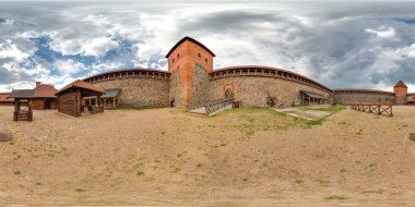 Avlu mavi gökyüzü ile yaz aylarında ortaçağ kalesi. 3B küresel panorama 360 derecelik görüş açısı ile. Vr sanal gerçeklik için hazır. Güzel arka plan. Tam equirectangular projeksiyon. 