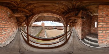 İç Ortaçağ Kalesi, mavi gökyüzü ile yaz. 3B küresel panorama 360 derecelik görüş açısı ile. Vr sanal gerçeklik için hazır. Güzel arka plan. Tam equirectangular projeksiyon. 