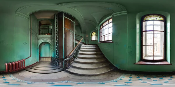 3d 球形全景，360 视角，可应对虚拟现实或 Vr. 全矩形投影。带电梯的房子的楼梯的复古内部. — 图库照片