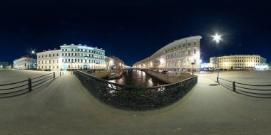 Saint-Petersburg 2019 sanal gerçeklik veya Vr. Tam equirectangular projeksiyon için hazır 360 görüntüleme açısı ile 3d küresel panorama. Şehir merkezinde bir gece. Moika Nehri üzerinde Pyevchensky köprüsü
