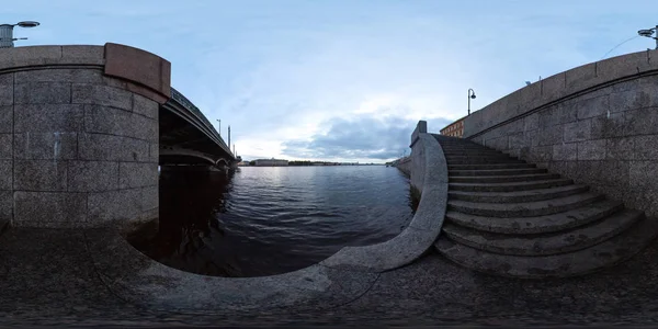 Saint-Pétersbourg 2019 Panorama sphérique 3D avec angle de vision 360 prêt pour la réalité virtuelle ou VR. Projection entièrement équirectangulaire. Nuit au centre-ville. Pont de l'Annonciation Neva — Photo