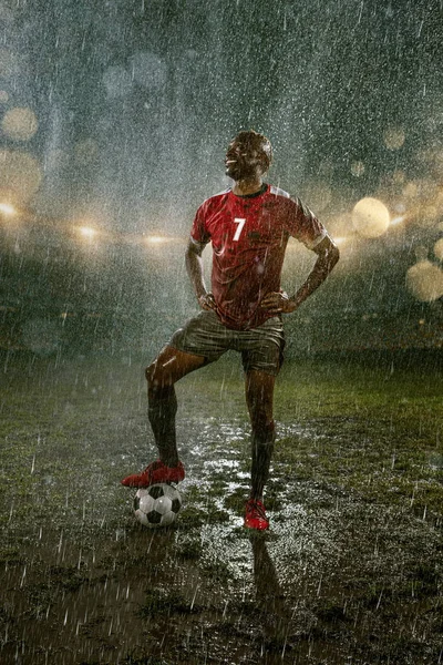 Jugador Fútbol Estadio Fútbol Profesional Noche Lluvia Sucio Jugador Gotas — Foto de Stock