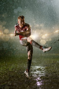 Futbolcular profesyonel bir gece yağmur stadyumda bir eylem oyun gerçekleştirir. Yağmurdaki kirli oyuncular gol atar. Stadyumda çim yağmurdan ıslak