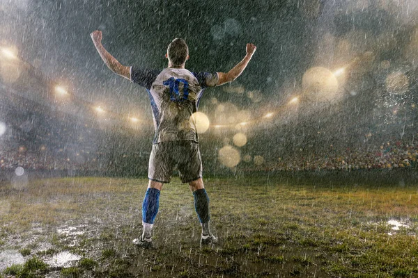 Profesyonel Futbol Gece Yağmur Stadyumda Futbolcu Yağmurdaki Kirli Oyuncu Duygusal — Stok fotoğraf