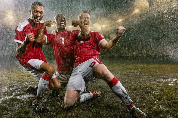 Fußballer Der Fußballnacht Regen Stadion Drei Dreckige Spieler Regentropfen Bejubeln — Stockfoto