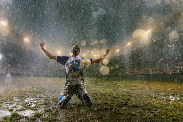 Fußballspieler Auf Professionellem Fußballabend Regenstadion Spieler Bei Regentropfen Jubeln Emotional — Stockfoto