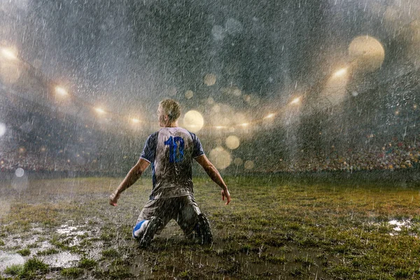 Jugador Fútbol Estadio Fútbol Profesional Noche Lluvia Jugador Sucio Lluvia —  Fotos de Stock