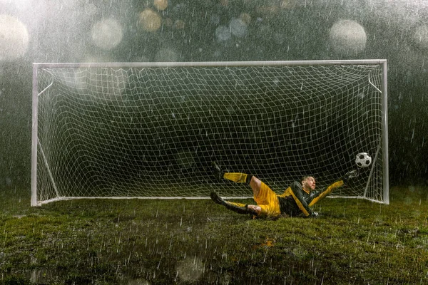 Goleiro Sujo Voo Pegar Bola Estádio Profissional Chuva Noturna Com — Fotografia de Stock