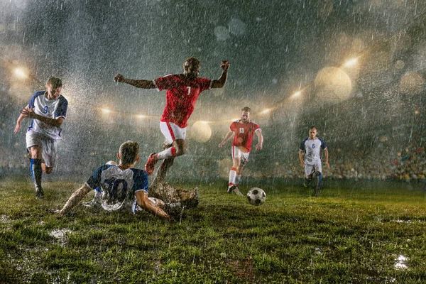 Giocatori Calcio Esegue Gioco Azione Uno Stadio Pioggia Notte Professionale — Foto Stock