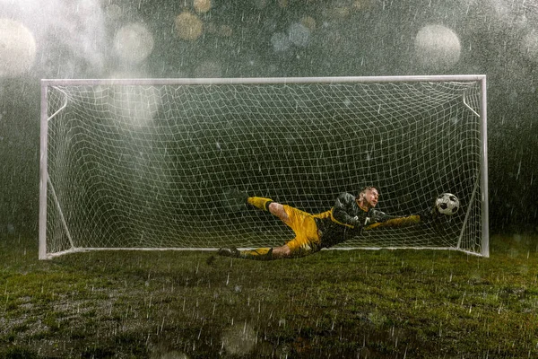 Portero Sucio Vuelo Atrapa Pelota Estadio Lluvia Nocturno Profesional Con —  Fotos de Stock