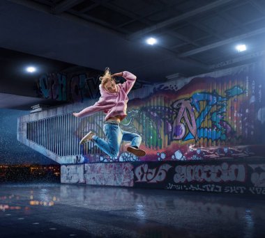 Kadın hip hop dansçısı. Grafiti duvar arka planda geceleri dans güzel kız
