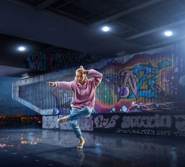 Kobieta Hip Hop Tancerz Piękna Dziewczyna Tańczy Nocy Tle Ściany — Zdjęcie stockowe