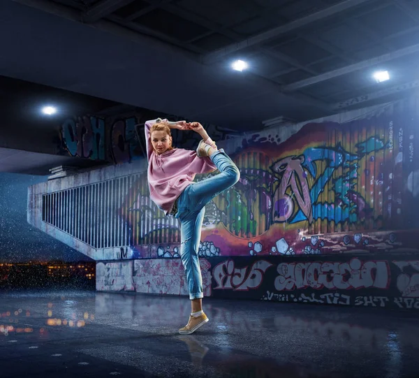 Bailarina Hip Hop Hermosa Chica Bailando Por Noche Fondo Pared —  Fotos de Stock