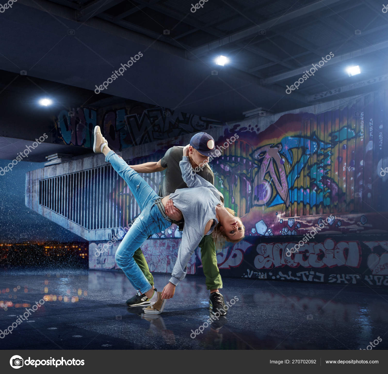 Hip Hop Dancers Beautiful Couple Dancing Night Background Graffiti Wall  Stock Photo by ©alexkravtsov 270702092