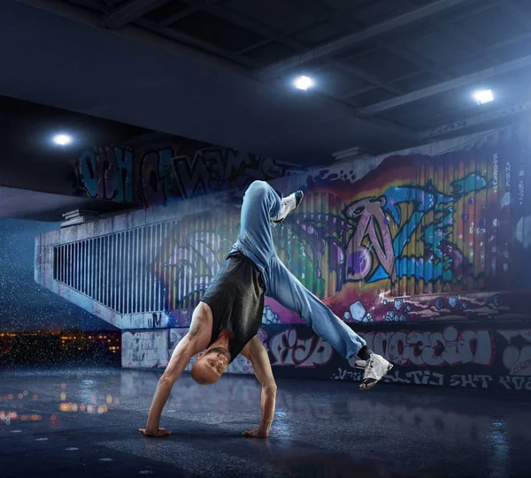 Bailarina Hip Hop Masculina Hermoso Hombre Bailando Noche Sobre Fondo — Foto de Stock