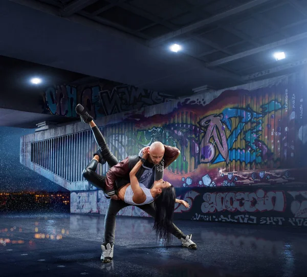 Hip Hop Dancers Beautiful Couple Dancing Night Background Graffiti Wall — Stock Photo, Image