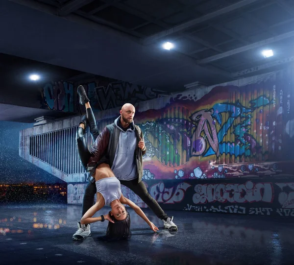 Hip Hop Tancerze Piękna Para Tańczy Nocy Tle Ściany Graffiti — Zdjęcie stockowe