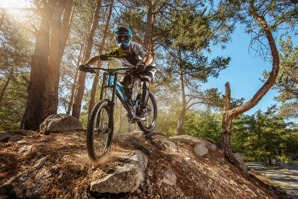 Motociclista Montanha Trilha Florestal Ciclista Masculino Monta Rocha — Fotografia de Stock