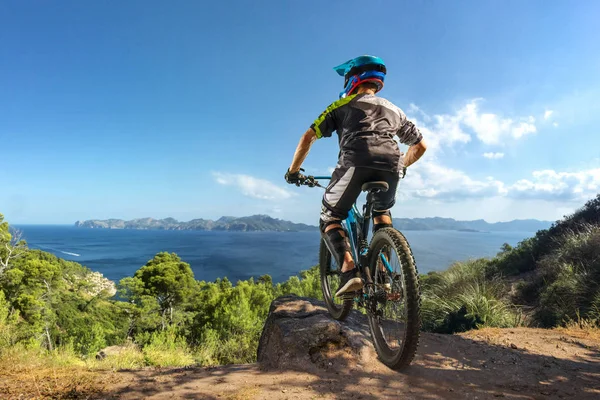 Motociclista Montanha Trilha Florestal Ciclista Masculino Monta Rocha — Fotografia de Stock