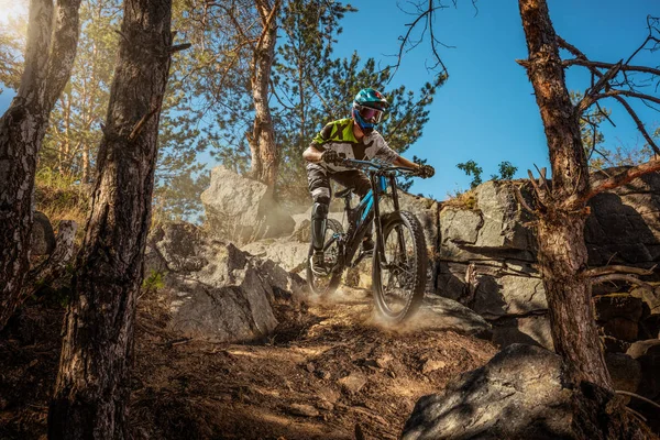 Motociclista Montanha Trilha Florestal Ciclista Masculino Monta Rocha — Fotografia de Stock