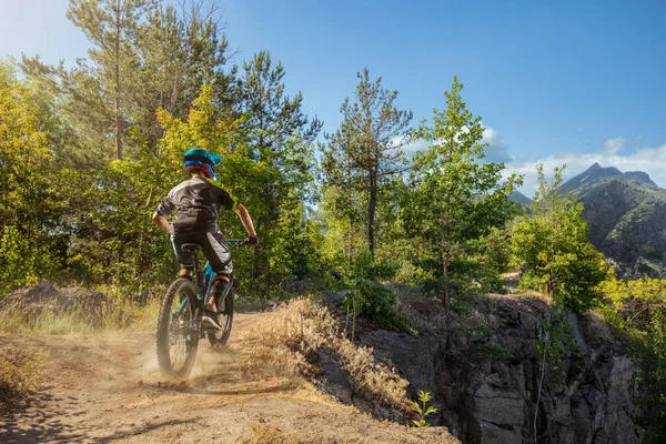 Vtt Sur Sentier Forestier Homme Cycliste Chevauche Rocher — Photo