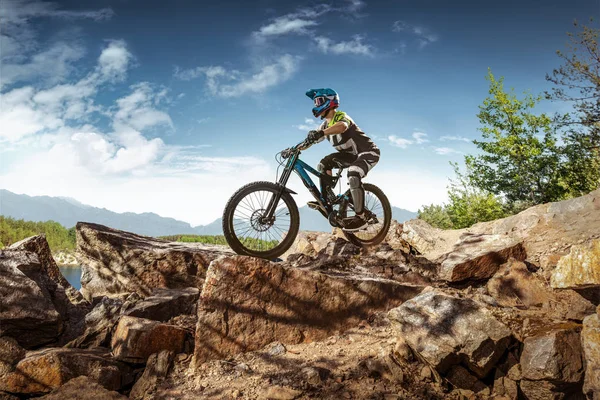 Motociclista Montanha Trilha Florestal Ciclista Masculino Monta Rocha — Fotografia de Stock