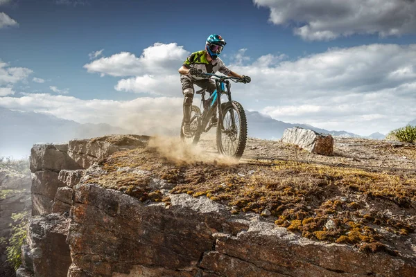 Motociclista Montanha Trilha Florestal Ciclista Masculino Monta Rocha — Fotografia de Stock