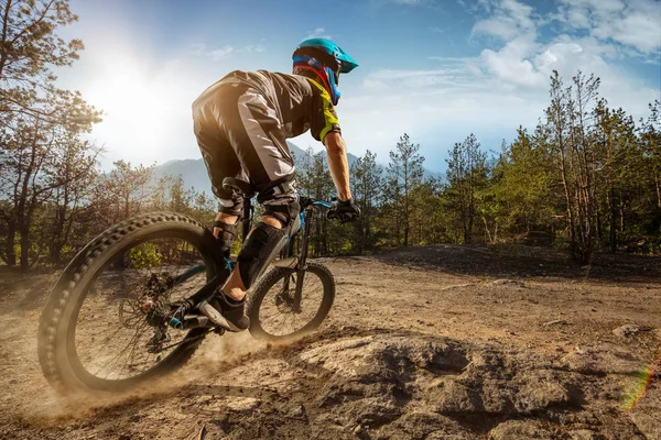 Vtt Sur Sentier Forestier Homme Cycliste Chevauche Rocher — Photo