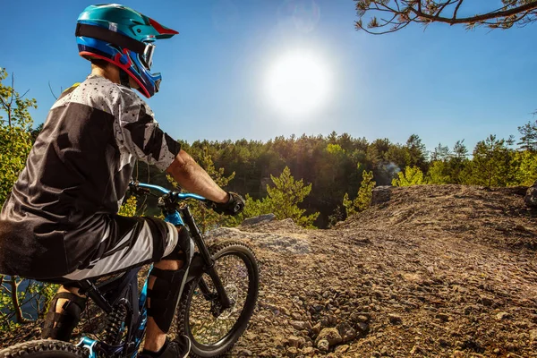 Vtt Sur Sentier Forestier Homme Cycliste Chevauche Rocher — Photo