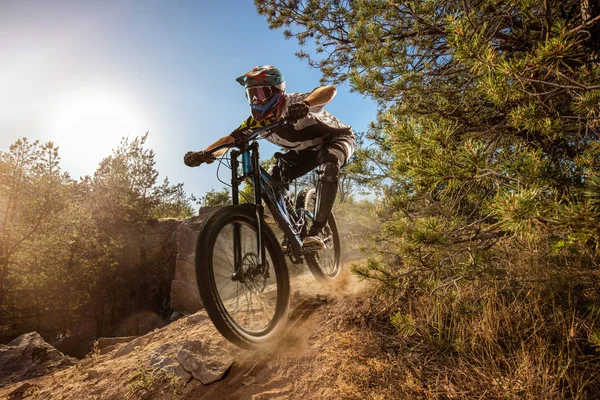 Motociclista Montanha Trilha Florestal Ciclista Masculino Monta Rocha — Fotografia de Stock