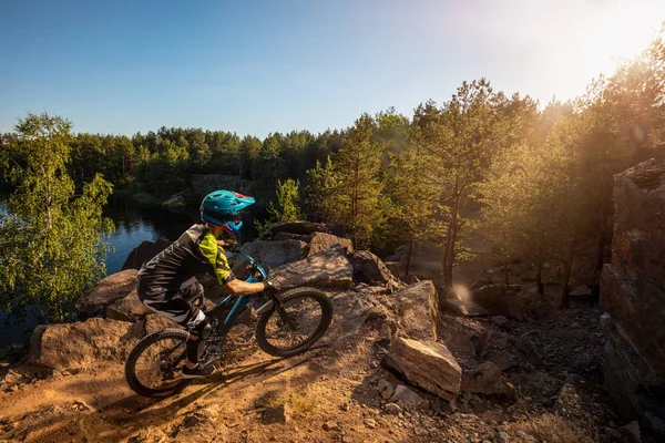 Vtt Sur Sentier Forestier Homme Cycliste Chevauche Rocher — Photo