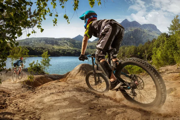 Två Cyklister Trail Manliga Cyklister Rider Klippan Mountainbike Längdåkning — Stockfoto