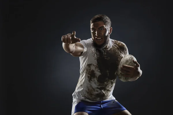 Vereinzelter Schmutziger Rugbyspieler Mit Rugbyball Auf Dunklem Hintergrund — Stockfoto