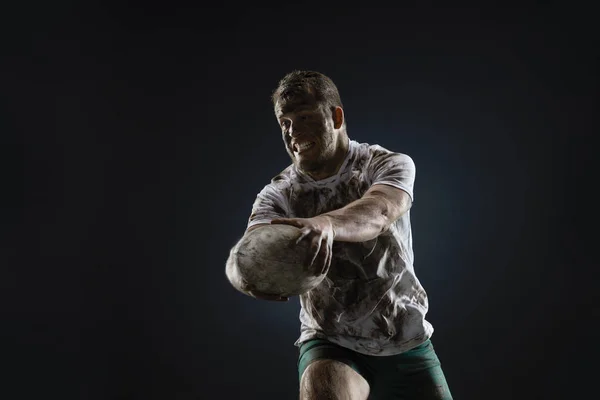 Geïsoleerde Vuile Rugbyspeler Met Rugby Bal Donkere Achtergrond — Stockfoto
