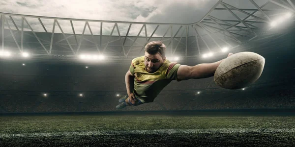 Dirty Rugby Spelare Fånga Bollen Flykt Professionella Rugby Stadium — Stockfoto
