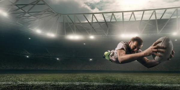 Kirli Rugby Oyuncusu Profesyonel Rugby Stadyumunda Uçuş Topu Yakalamak — Stok fotoğraf