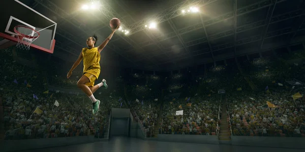 Pemain Basket Wanita Membuat Slam Dunk Pemain Basket Arena Profesional — Stok Foto