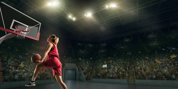 Vrouwelijke Basketballer Maakt Slam Dunk Basketbalspeler Grote Professionele Arena Tijdens — Stockfoto