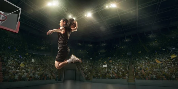 Vrouwelijke Basketballer Maakt Slam Dunk Basketbalspeler Grote Professionele Arena Tijdens — Stockfoto