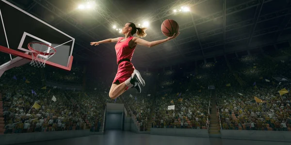 Jugadora Baloncesto Hace Slam Dunk Jugador Baloncesto Gran Arena Profesional — Foto de Stock