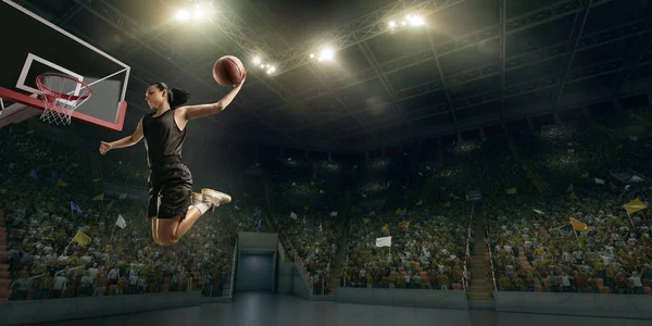 Vrouwelijke Basketballer Maakt Slam Dunk Basketbalspeler Grote Professionele Arena Tijdens — Stockfoto