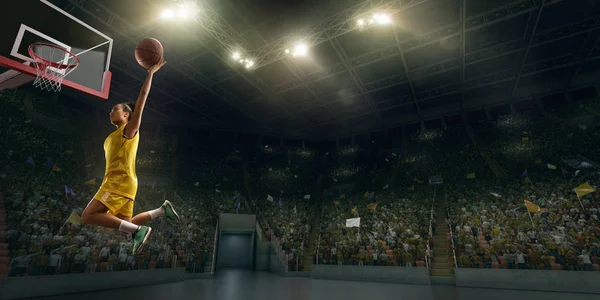 Pemain Basket Wanita Membuat Slam Dunk Pemain Basket Arena Profesional — Stok Foto