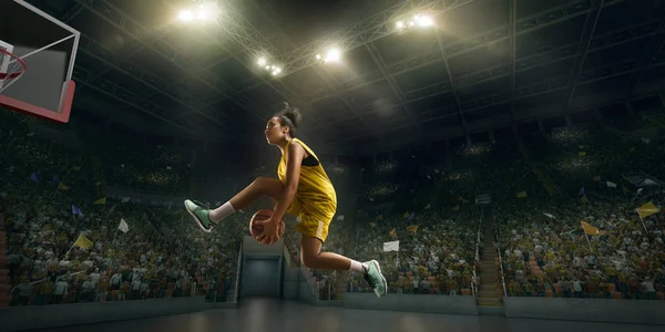 Jogadora Basquete Feminino Faz Slam Dunk Jogador Basquete Grande Arena — Fotografia de Stock