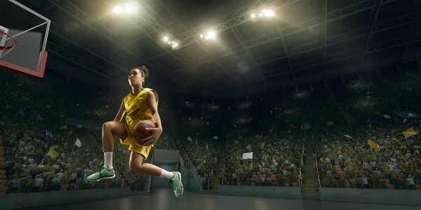 Kobieta Koszykarz Sprawia Slam Dunk Koszykarz Dużej Profesjonalnej Arenie Podczas — Zdjęcie stockowe
