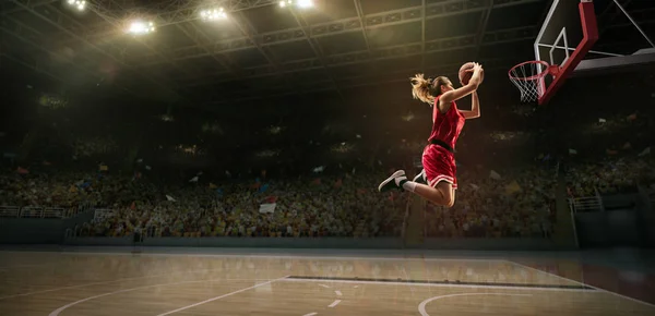 Женщина Баскетболистка Делает Слэм Данк Баскетболист Большой Профессиональной Арене Время — стоковое фото