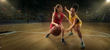 Kadın basketbolcular top için dövüşüyor. Oyun sırasında büyük profesyonel arenada Basketbol oyuncuları