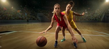 Kadın basketbolcular top için dövüşüyor. Oyun sırasında büyük profesyonel arenada Basketbol oyuncuları