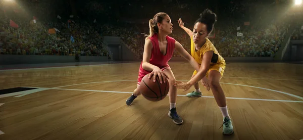 Pemain Basket Wanita Berjuang Untuk Bola Pemain Basket Arena Profesional — Stok Foto
