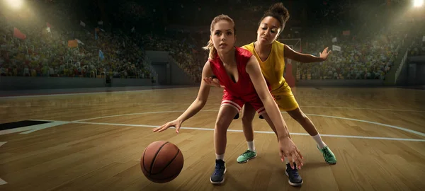 女篮球运动员为球而战 篮球运动员在大型专业竞技场上比赛 — 图库照片